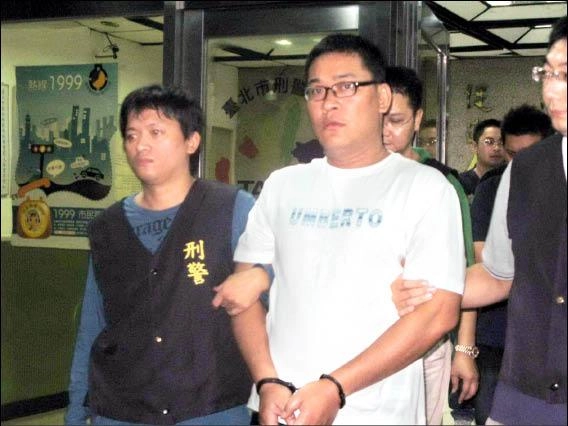 警方蒐證後，查緝郭建巖於台北縣等地經營的日日會地下錢莊，並當場逮獲郭建巖等 8 人。