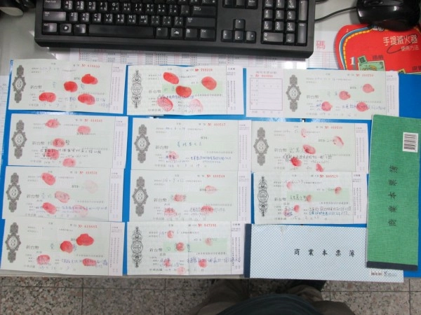 花蓮警方在地下錢莊林姓主嫌住處查獲帳本、質押本票11張及他人質押的身分證、健保卡等。