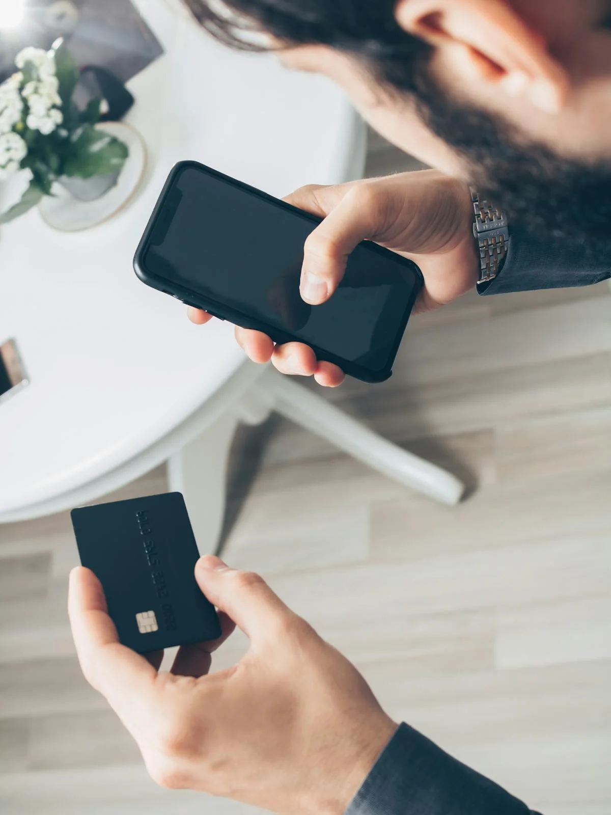 使用智慧型手機進行線上小額借款申請