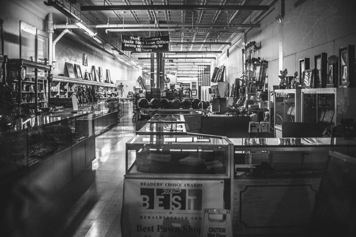 台中當舖店內陳列各式典當物品，象徵合法當舖借款管道